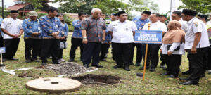 Wakil Gubernur Jawa Tengah, Taj Yasin Maimoen, saat meninjau pembangunan sumur resapan di Desa Gondosari, Kecamatan Gebog, Kabupaten Kudus, pada Rabu (18/2). [Foto: Dok Humas]