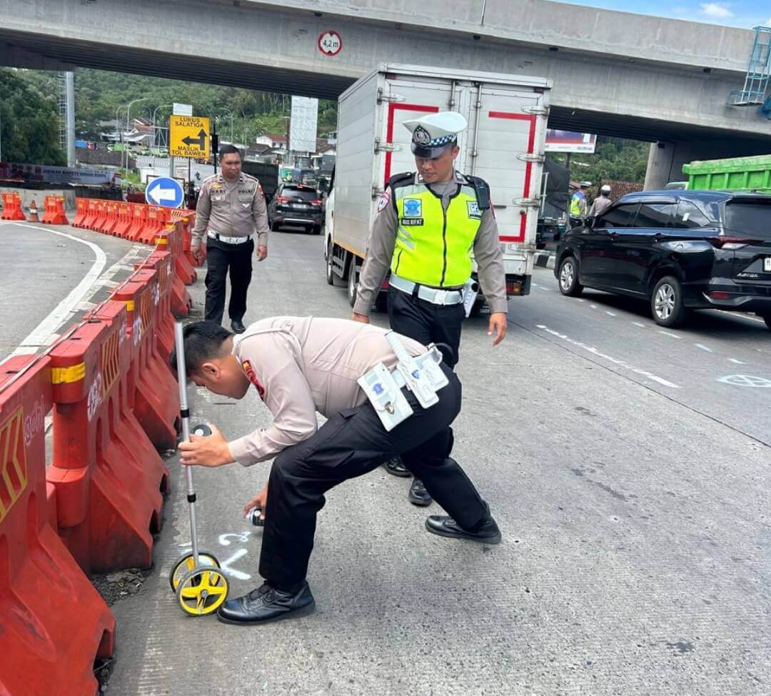 Olah TKP Kecelakaan di Exit Tol Bawen