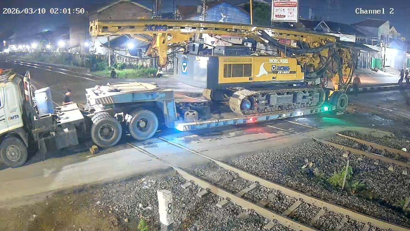 Truk Trailer Tersangkut di Perlintasan Kaligawe