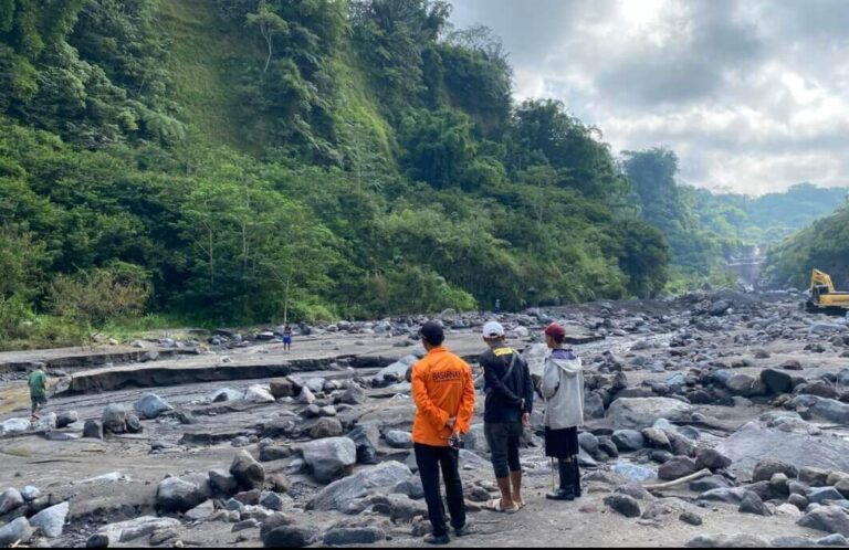 Pencarian Korban Banjir Lahar Dingin Merapi