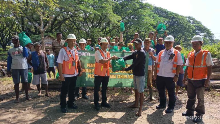 Perhutani Randublatung Bagikan Sembako