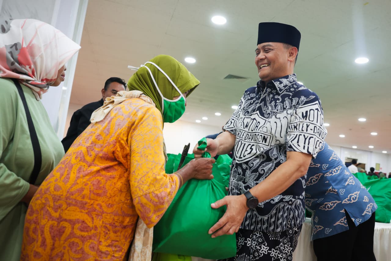 Pemprov Jateng Bagi Sembako