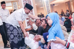 Gubernur Luthfi Salurkan Zakat Fitrah