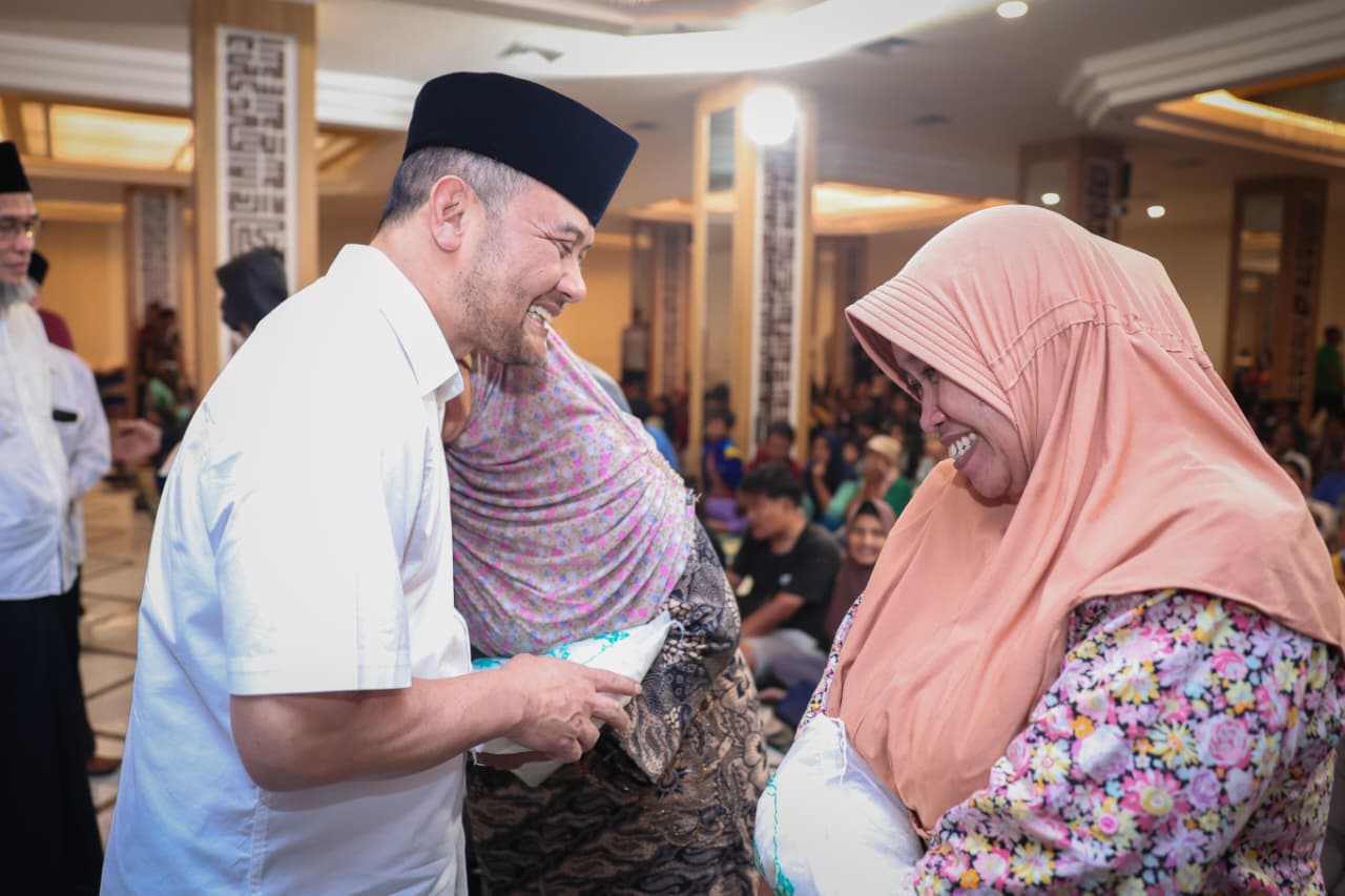 Gubernur Luthfi Salurkan Zakat Fitrah