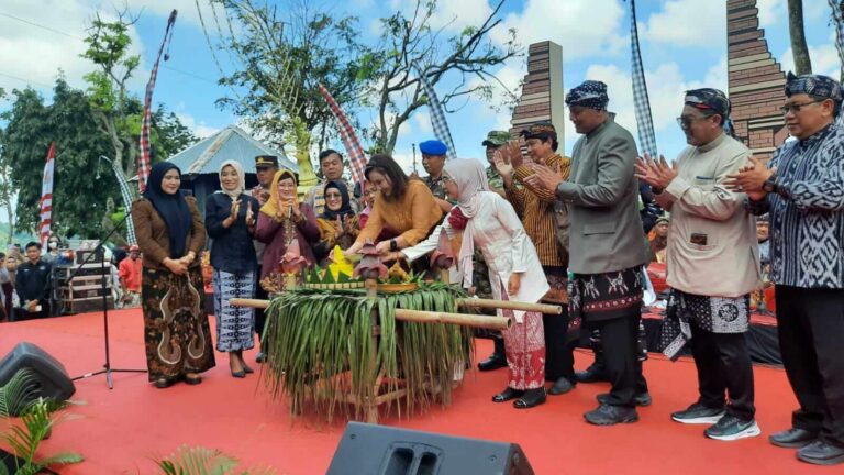 Sesaji Rewanda di Goa Kreo