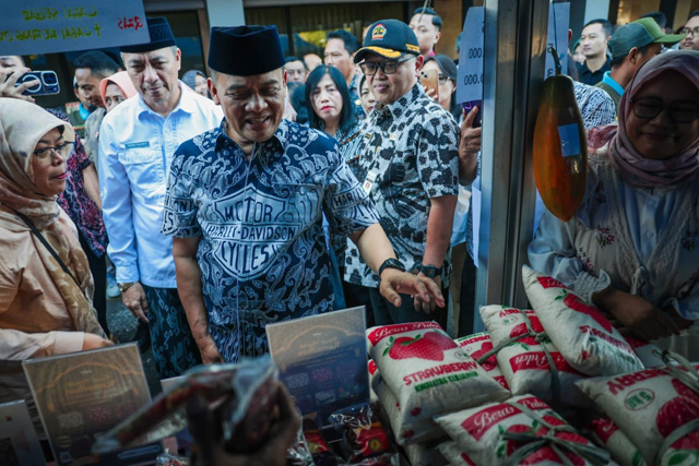 Ratusan Warga Terima Bantuan Beras dari Pemprov Jateng, dari Penggali Kubur hingga Tukang Parkir