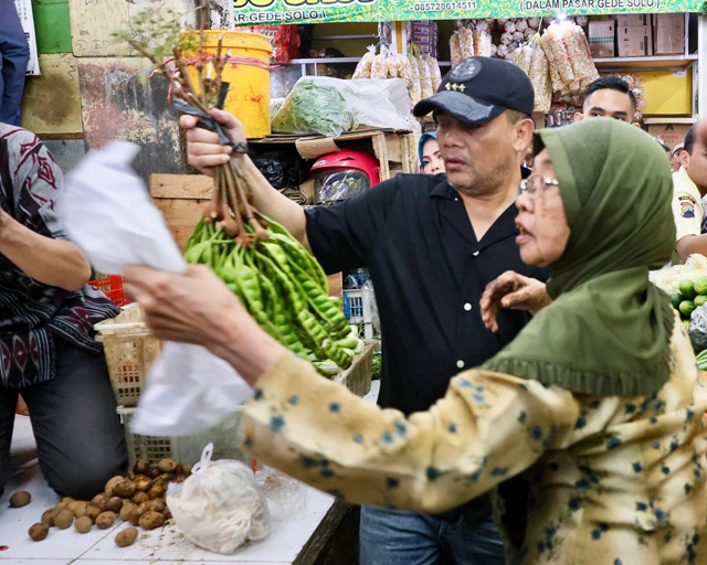 Gubernur Luthfi Blusukan Pasar Gede Solo: Borong Rambak hingga Pete, Pastikan Harga Terkendali Jelang Lebaran