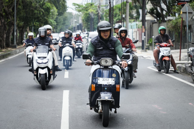 Naik Vespa, Taj Yasin Tinjau SPBU untuk Pastikan Ketersediaan BBM di Jateng Aman Jelang Lebaran