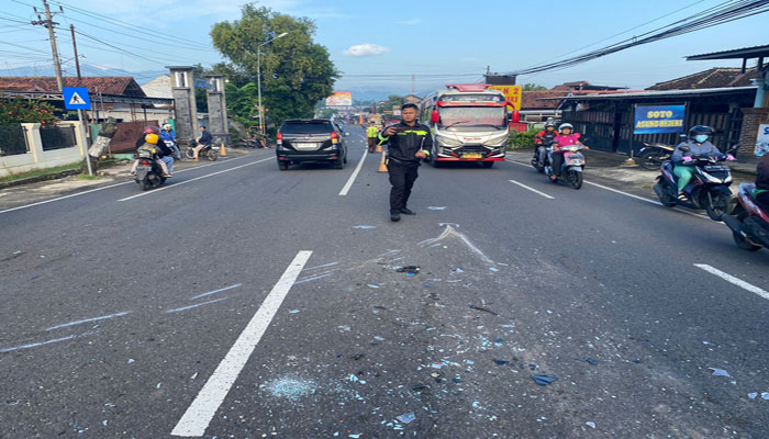 Mobilio Tabrak Truk Melibatkan Motor Smash, 4 Orang Luka-luka