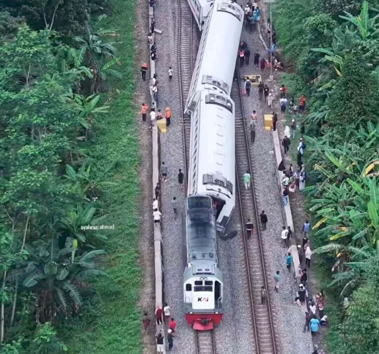 Kereta Anjlok di Stasiun Bumiayu