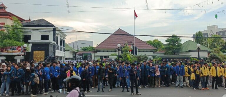 Demo Mahasiswa Semarang di Kodim 0733/Semarang