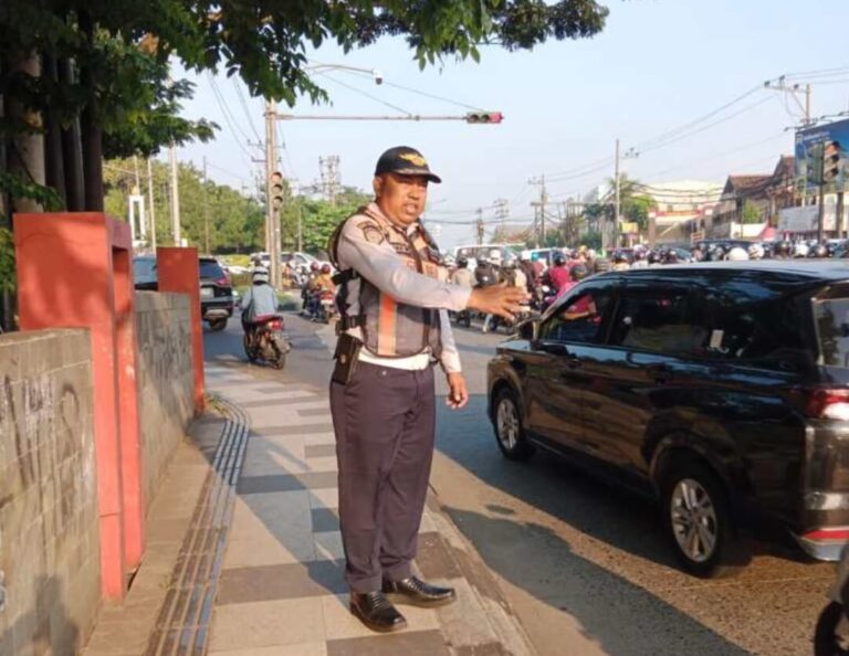 Aksi Dishub Cegat Truk di Jerakah