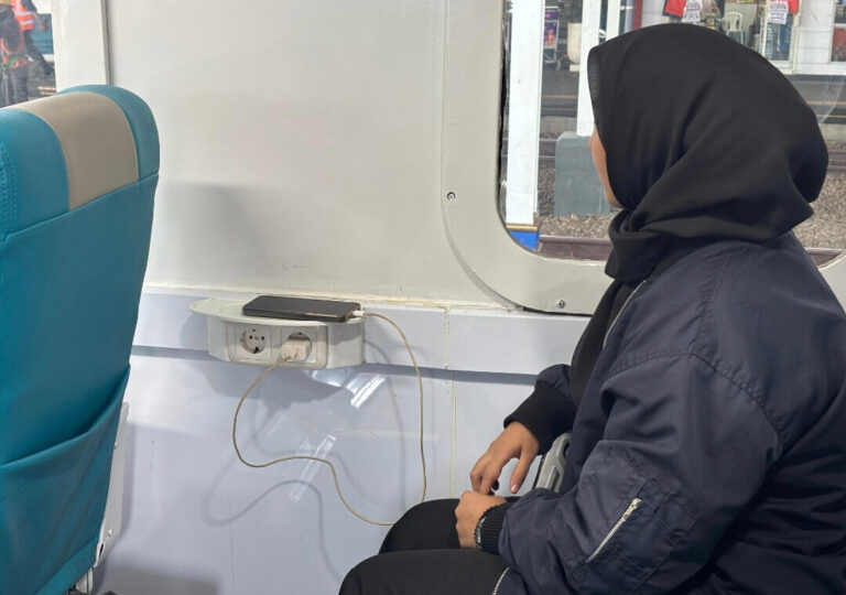 Stop kontak di kereta api