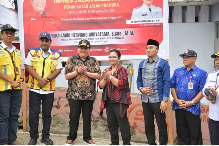 Peresmian perbaikan jalan Pramuka