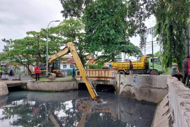 Pengerukan sedimen sungai di Semarang