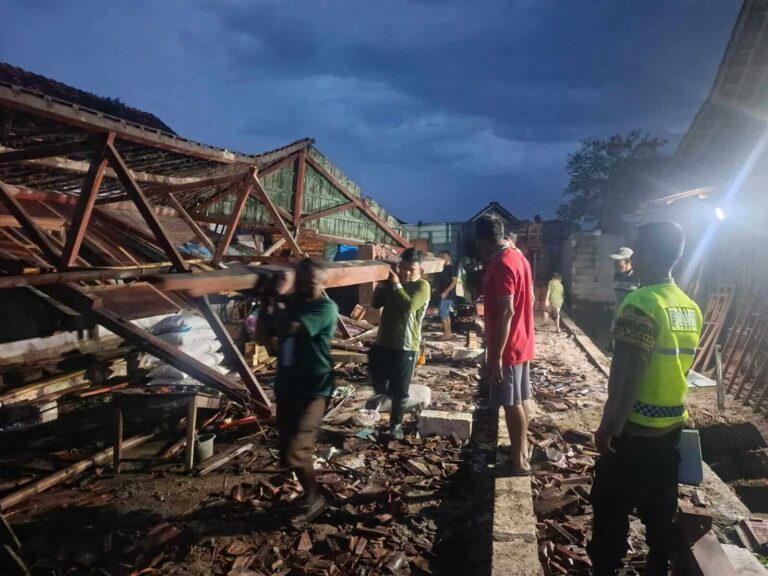 Rumah Roboh di Dukuh Jompong Kradenan