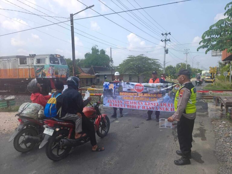 Edukasi dan sosialisasi keselamatan di perlintasan sebidang oleh KAI Daop 4 Semarang.