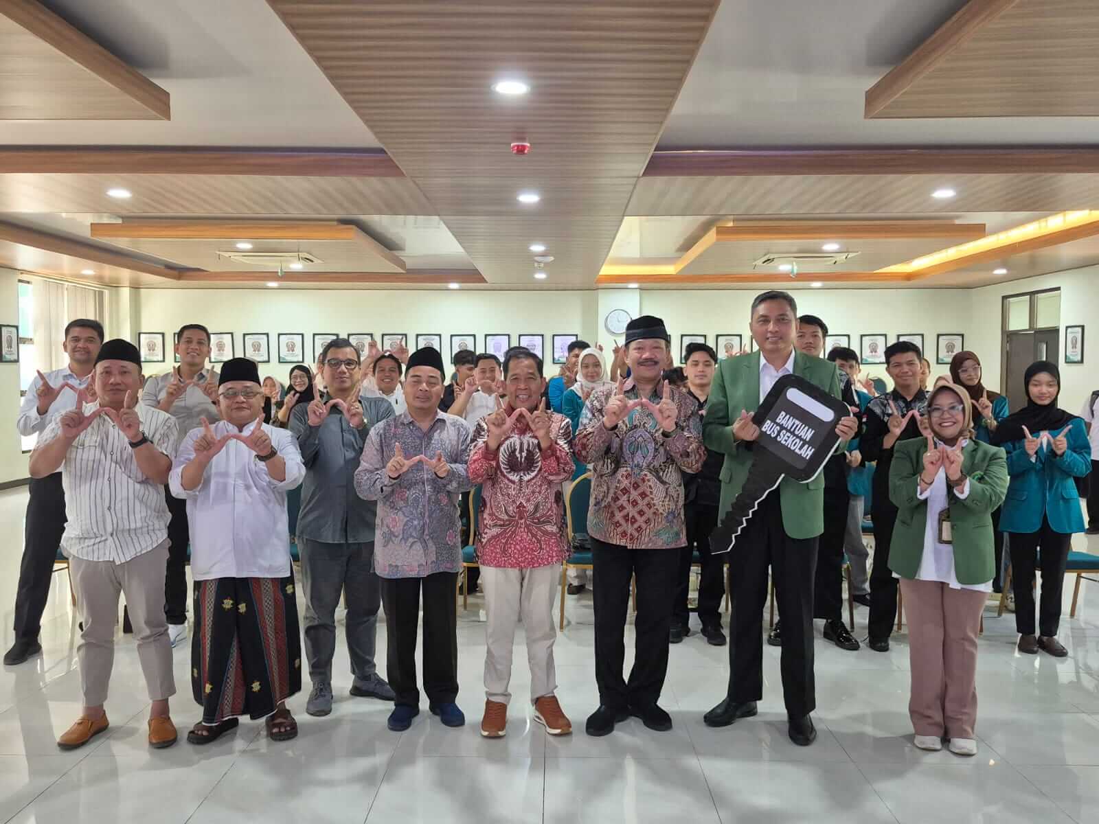 Bantuan Bus Sekolah ke Unwahas