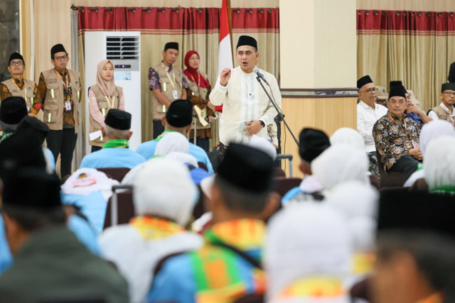 Taj Yasin Lepas Kloter Pertama Haji 2026 dari Embarkasi Solo, Jateng Berangkatkan 34.122 Jemaah