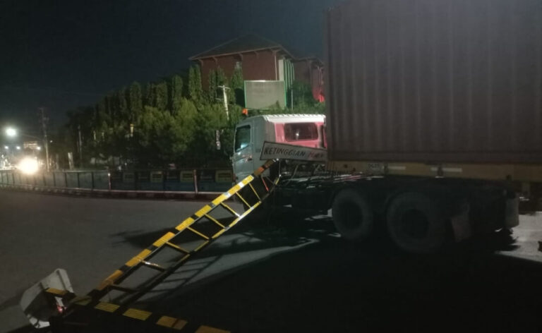 Portal Pembatas Kendaraan Berat di Jerakah
