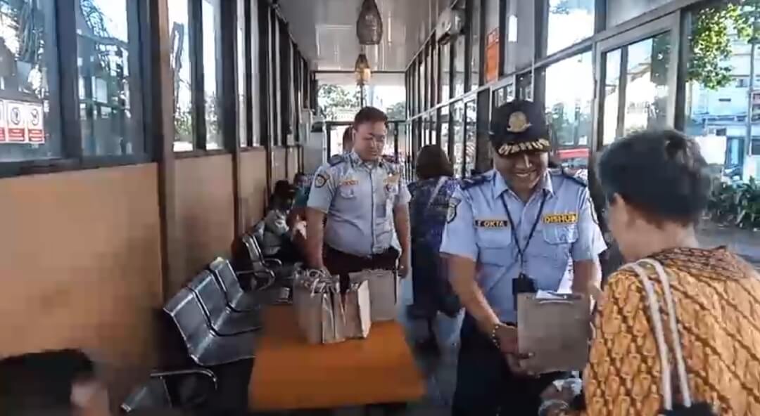 Trans Semarang bagikan susu gratis