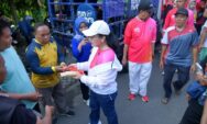 Agustina Bagi Cokelat dan Kado di Mlaku Bareng HJKS 2026, Warga Antusias
