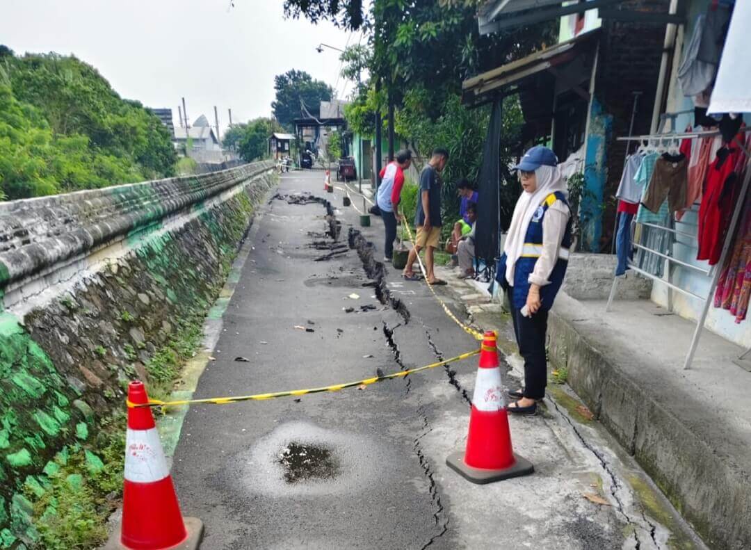 Jalan Amblas Kalibanteng Kulon