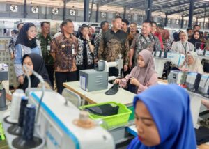 Gubernur Luthfi Tinjau Pabrik Sepatu di Brebes