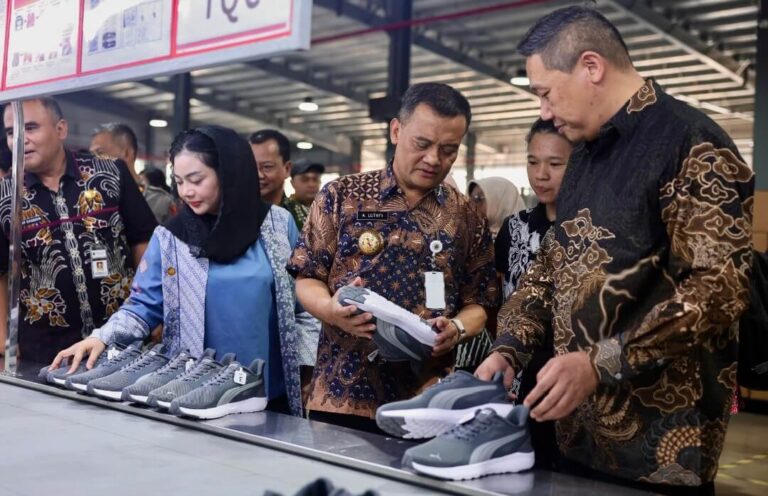 Gubernur Luthfi Tinjau Pabrik Sepatu di Brebes