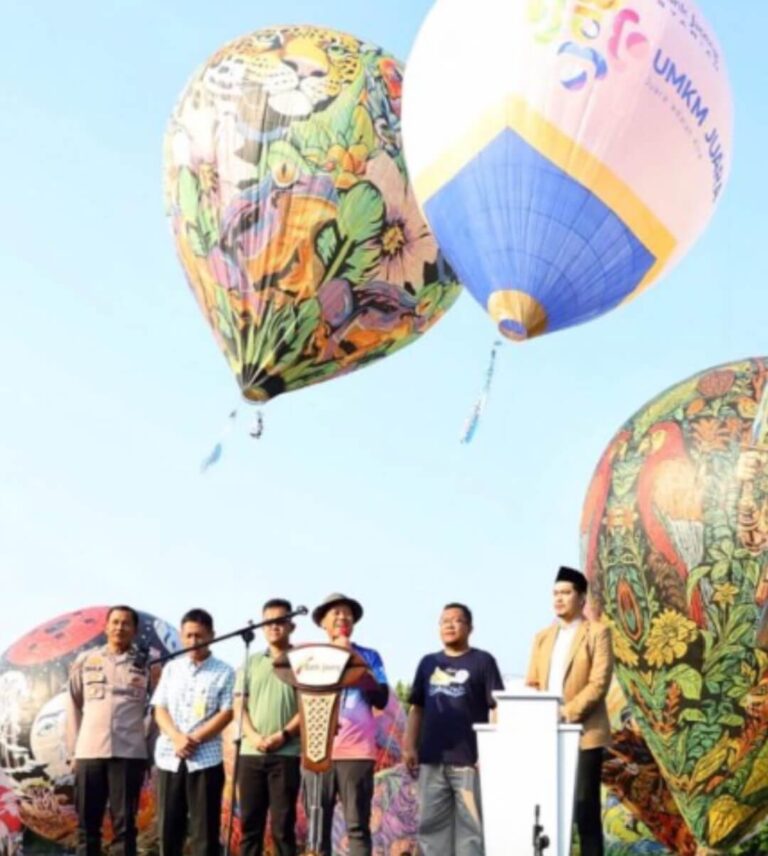 Kemeriahan Festival Balon Udara di Kudus, Warga Padati Alun Alun