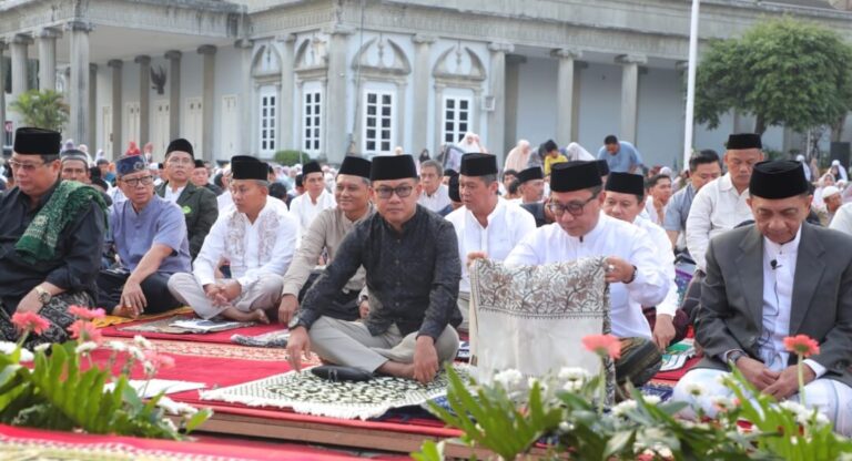 Sholat Iduladha di halaman Balaikota Semarang