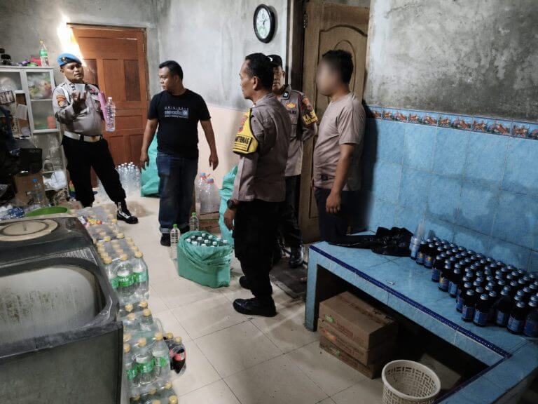 Penggerebekan Penjual Es Moni di Kudus