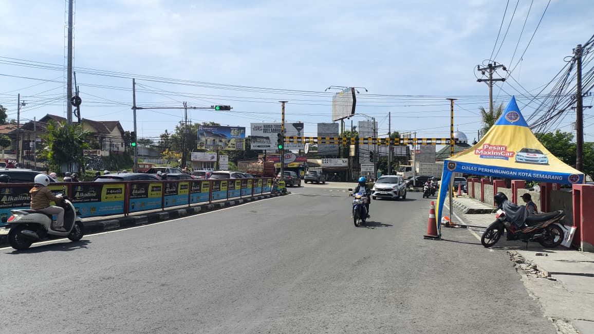 Portal pembatas ketinggian di Simpang Jrakah
