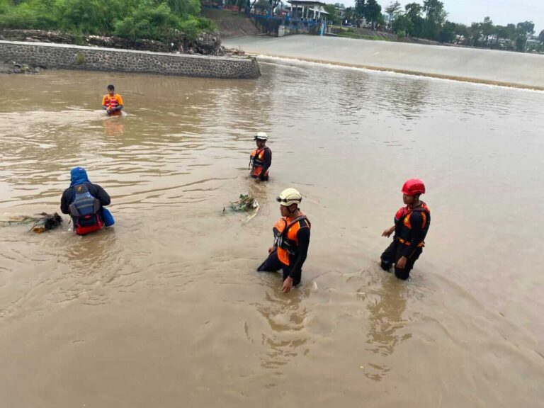 Pencarian orang di Sungai Banjir Kanal Barat Semarang