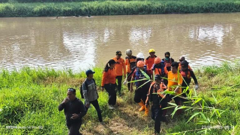 Pria Hanyut di Sungai Banjir Kanal Barat
