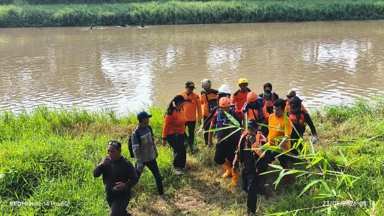 Pria Hanyut di Sungai Banjir Kanal Barat