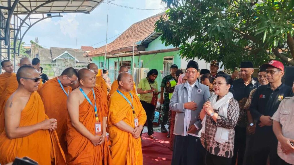 Rombongan Biksu Thudong di Semarang