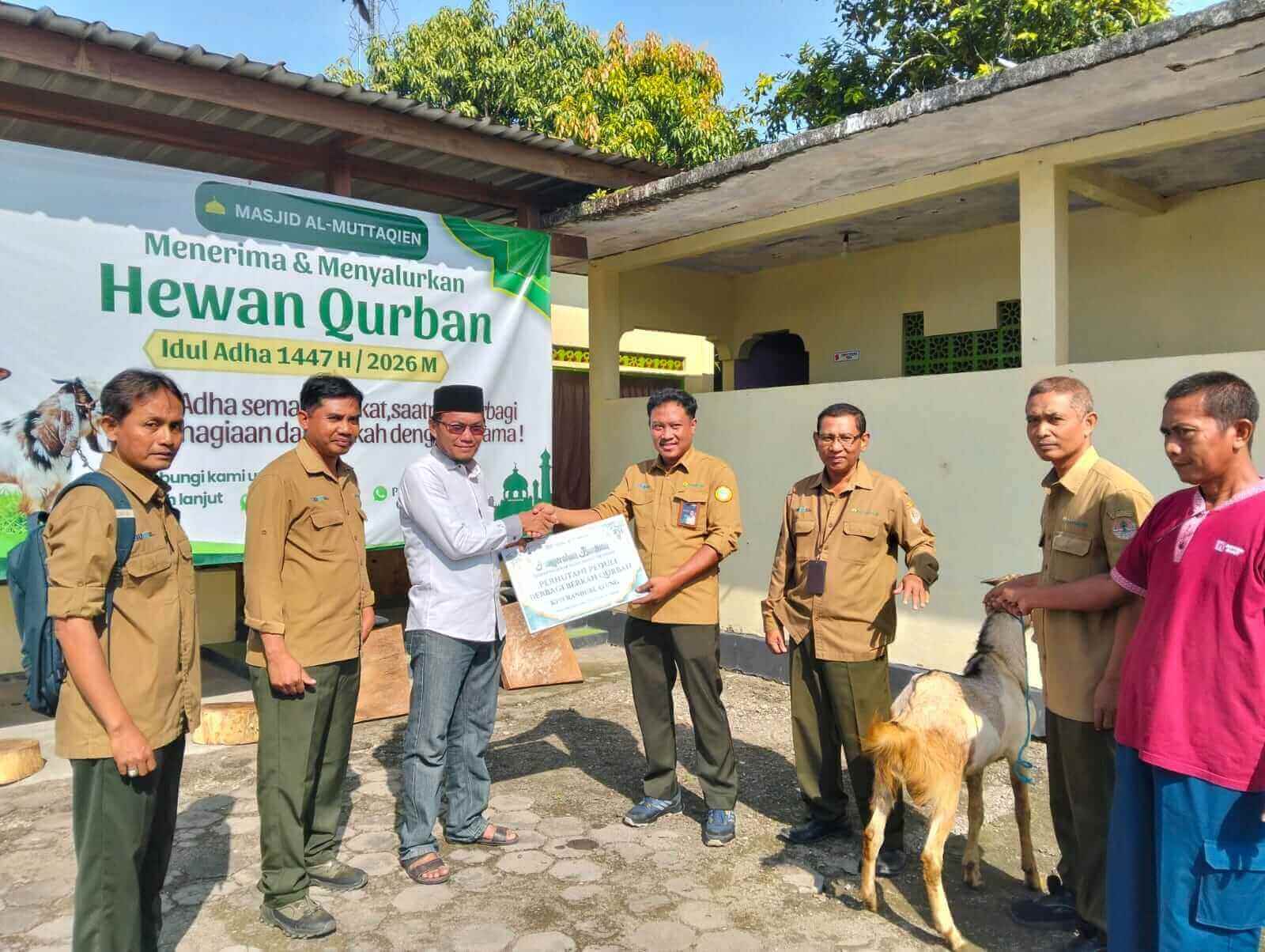 Perhutani Randublatung Salurkan Hewan Kurban