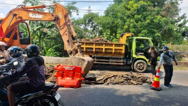 Perbaikan Jalan Rusak di Semarang
