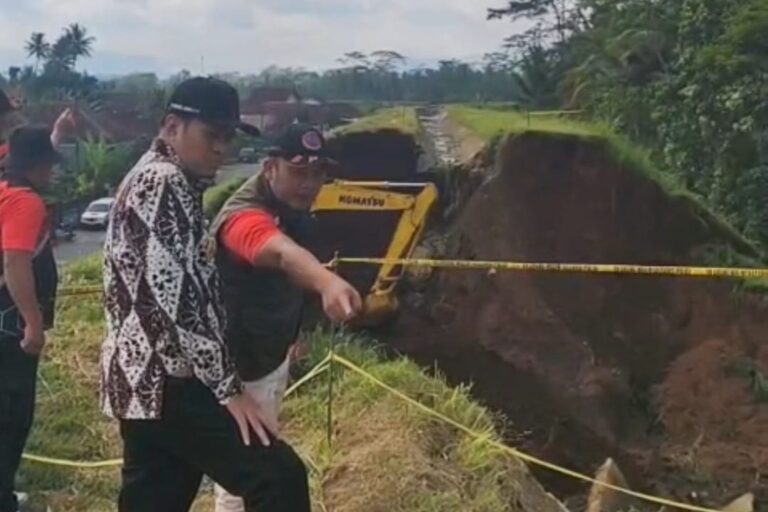 Tanggul Irigasi Gemuruh Jebol