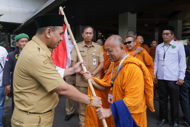 Bikkhu Thudong 2026 Temui Taj Yasin di Semarang, Bawa Misi Perdamaian