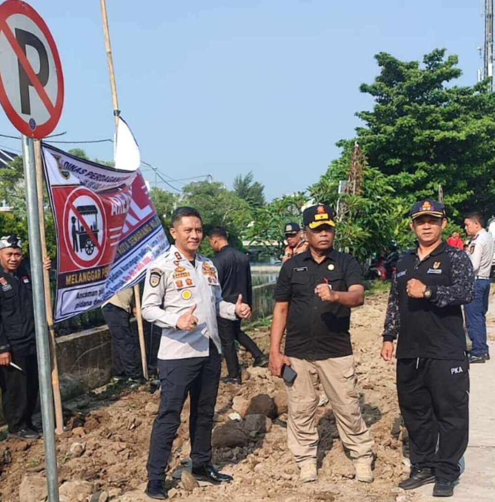Pemasangan Rambu Larangan Parkir di Samping The Park Mall