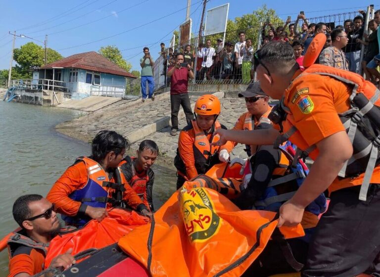 Pemancing Tenggelam Bendung Karet Kalijajar