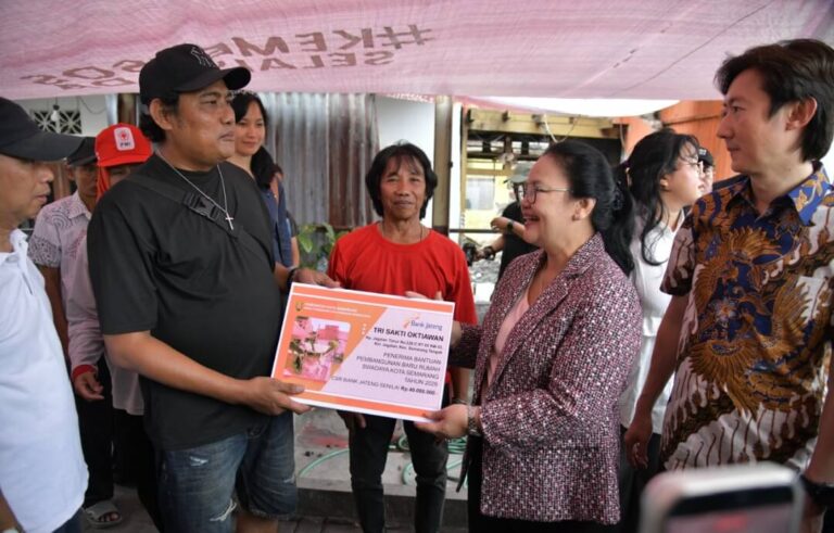 Agustina Tinjau Korban Kebakaran di Jagalan