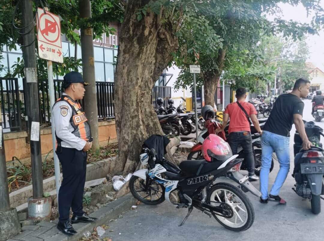 Parkir Liar di Samping DP Mall