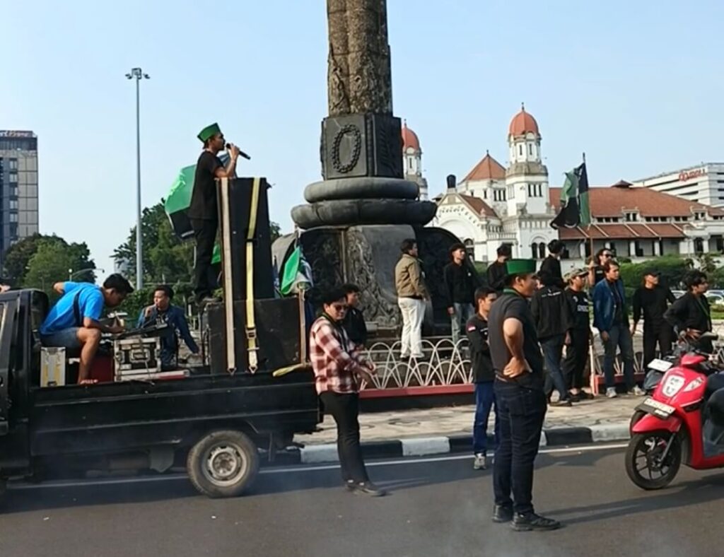 Demo di Tugu Muda Semarang