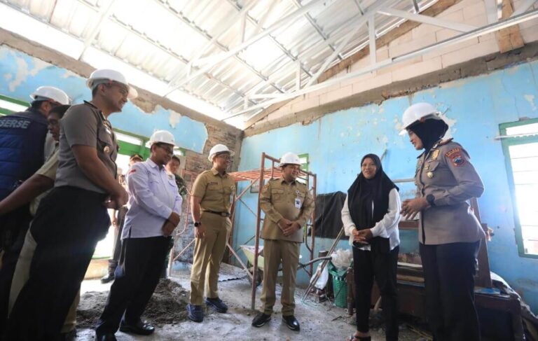 Polres Semarang bedah rumah
