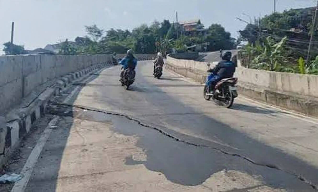 Kerusakan jalan di kawasan Kalipancur Semarang