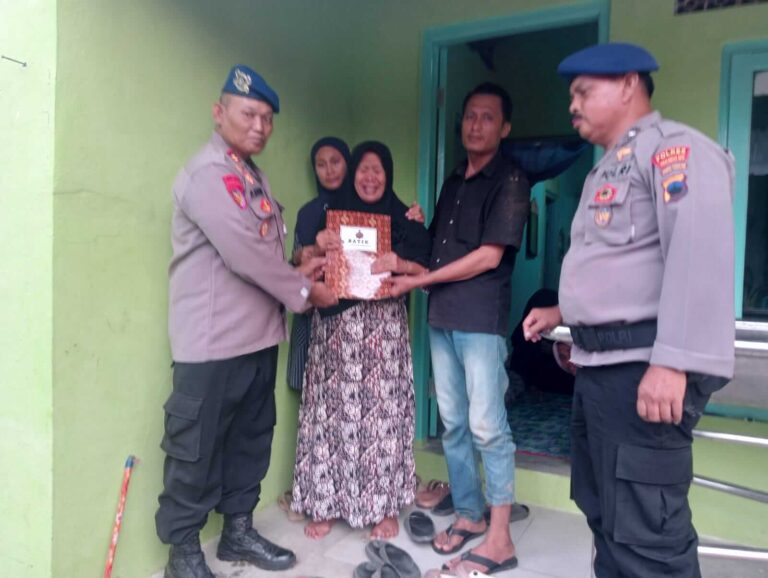 Polisi Salurkan Santunan Program BATIK