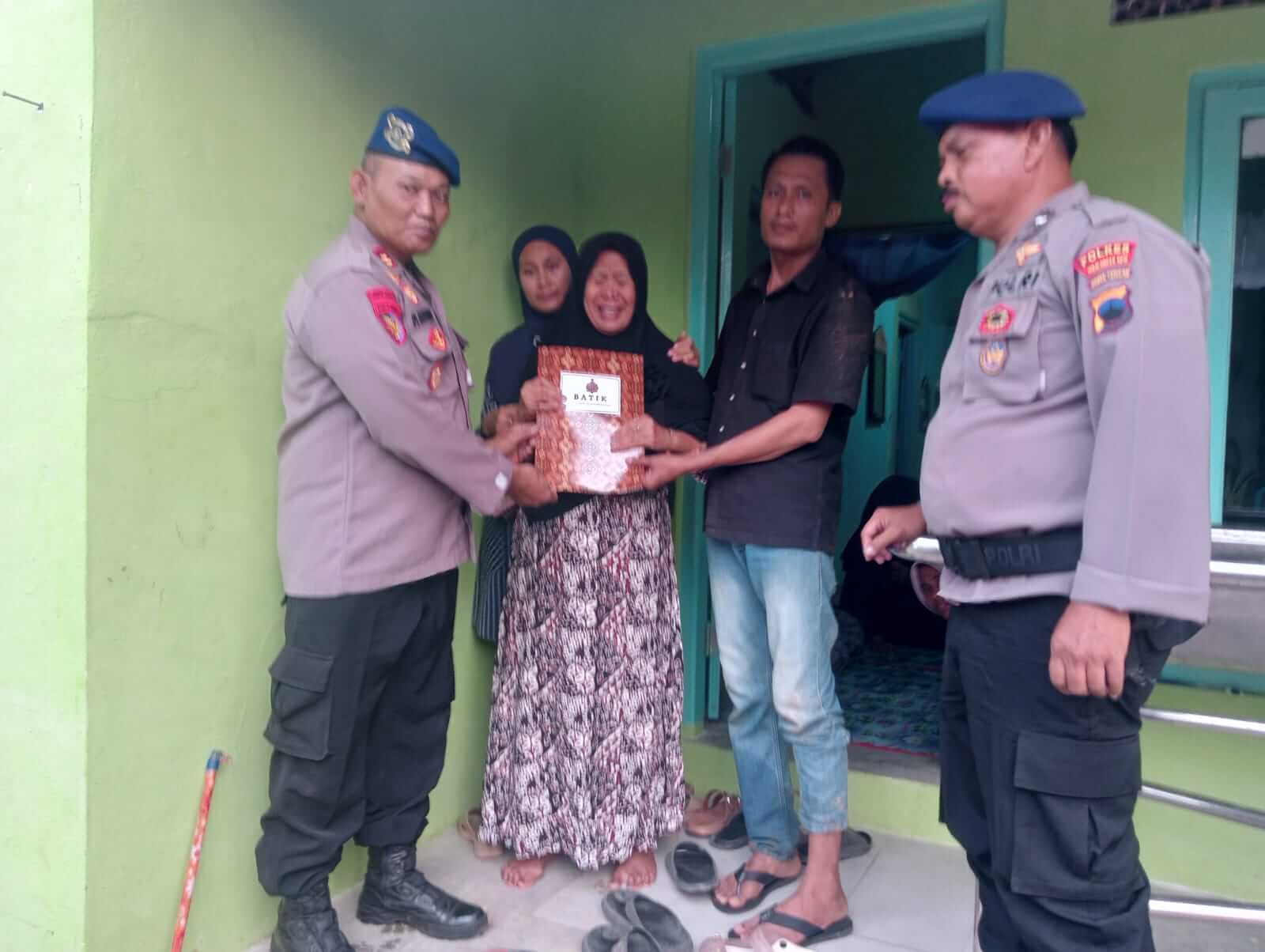 Polisi Salurkan Santunan Program BATIK